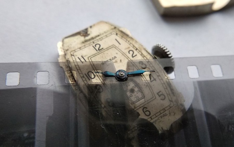 Removing watch hands with proper hand removal tool