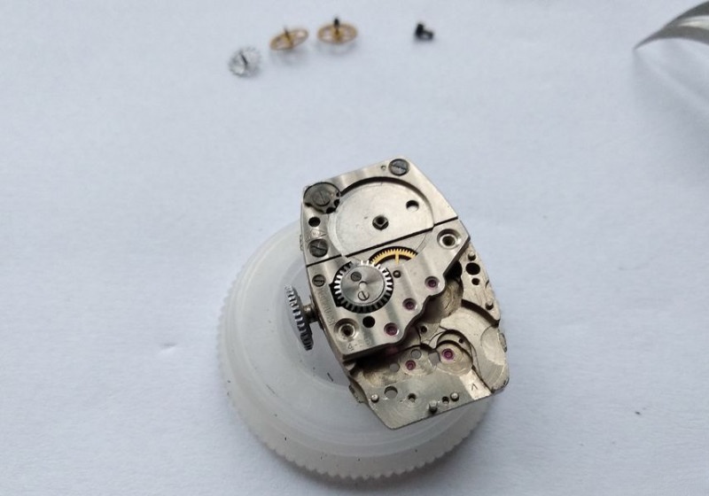 Securing minute wheel during cannon pinion removal