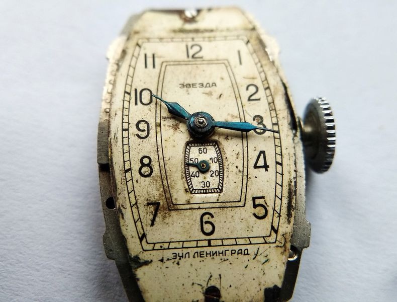 Recessed seconds hand channel in dial