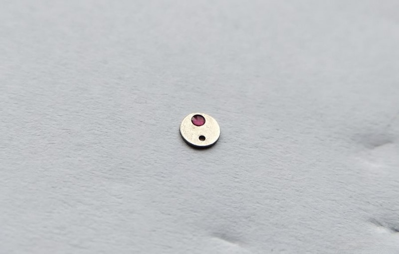 Lubricating balance cap jewel