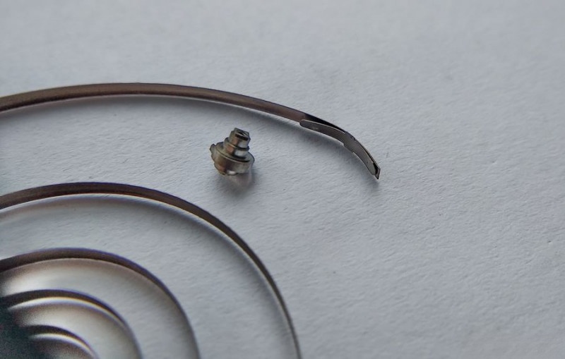 Mainspring outer hook attachment detail
