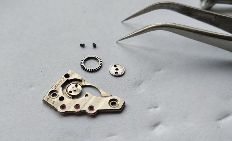 Servicing winding wheel mechanism