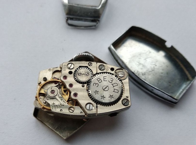 Zvezda watch movement top view showing Geneva waves