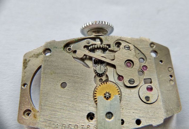 Setting wheel assembly on dial side