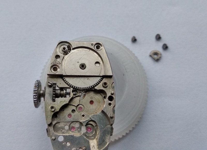Disassembling mainspring barrel
