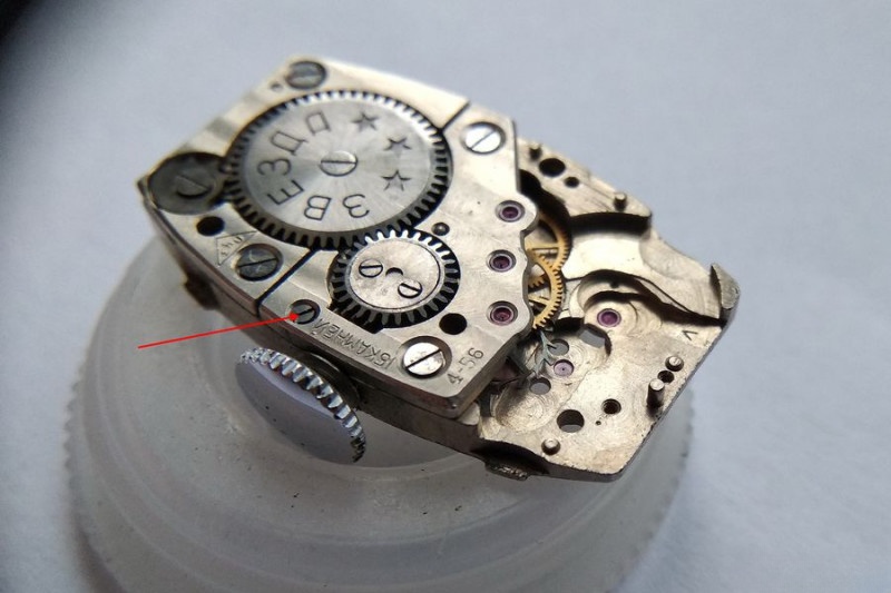 Train bridge screws and setting lever location