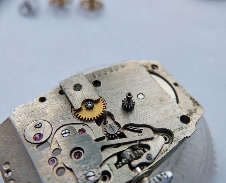 Removing cannon pinion with proper technique