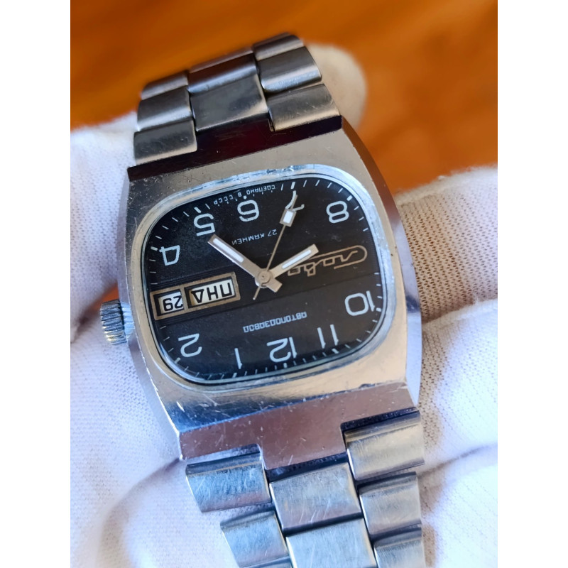 Slava Tank Rare Vintage Men's Automatic Wristwatch Made in USSR 1980s Slava Tank Rare Vintage Men's Automatic Wristwatch Made in USSR 1980s