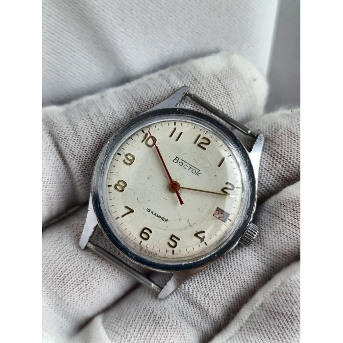 Vostok 2214 Soviet Men's Wristwatch 1970s 18 Jewels Mechanical