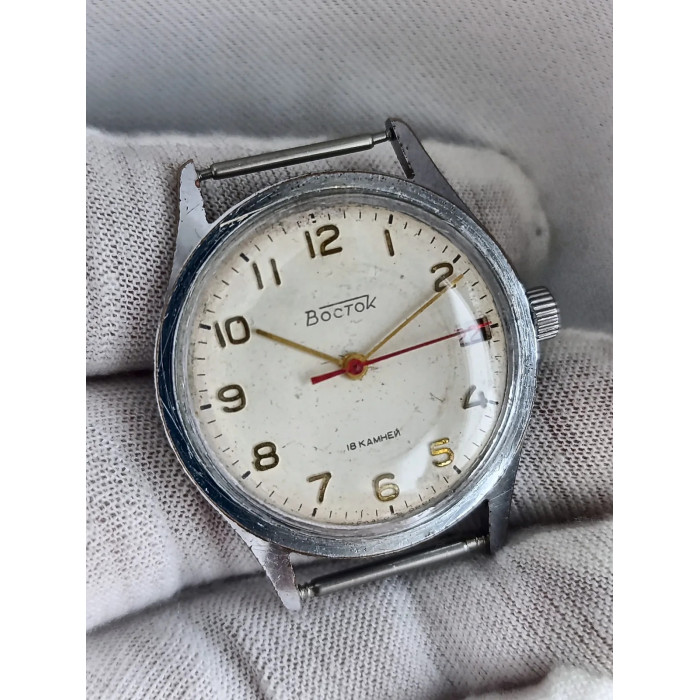 Vostok 2214 Soviet Men's Wristwatch 1970s 18 Jewels Mechanical