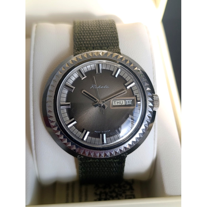 Raketa UFO Vintage Soviet Watch 2628H Day Date 1980s