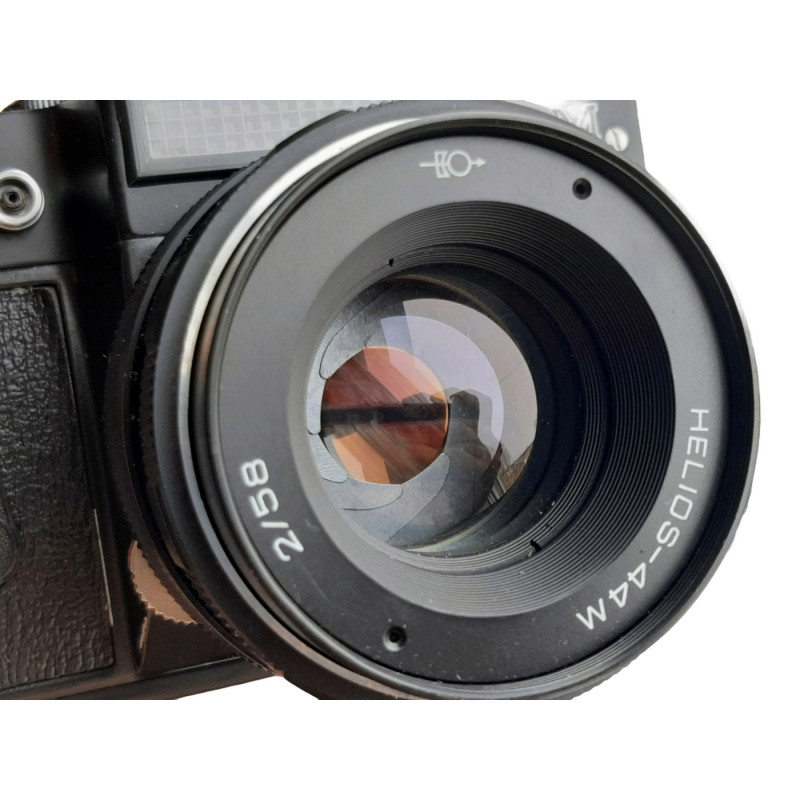 Vintage Zenit-EM 35mm SLR Camera: Timeless Craftsmanship for Photography Enthusiasts Vintage Zenit-EM 35mm SLR Camera: Timeless Craftsmanship for Photography Enthusiasts