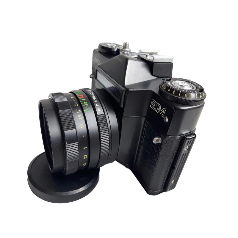 Vintage Zenit-EM 35mm SLR Camera: Timeless Craftsmanship for Photography Enthusiasts Vintage Zenit-EM 35mm SLR Camera: Timeless Craftsmanship for Photography Enthusiasts