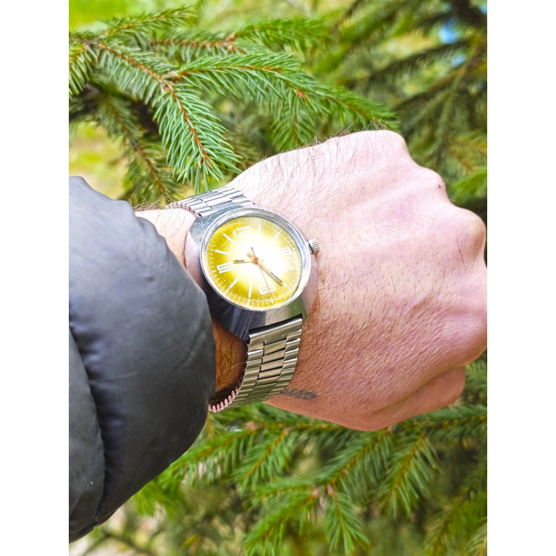 Vintage Poljot Vulkan Men’s Watch – Soviet Era Elegance Vintage Poljot Vulkan Men’s Watch – Soviet Era Elegance