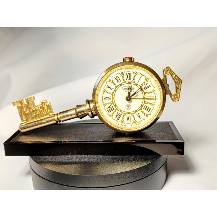 Vintage Soviet Alarm Clock Key to Moscow by Slava, 11 Jewels, Made in USSR 1980s