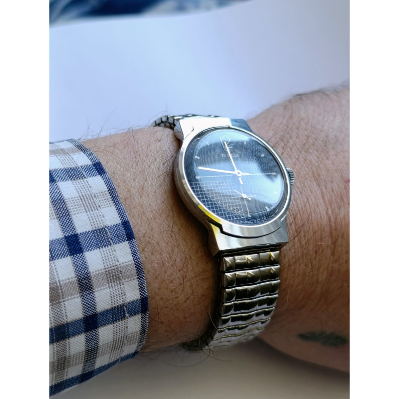 Soviet Mechanical Watch Pobeda 2602 15 Jewels Movement Made in USSR Classic 1980s Style Soviet Mechanical Watch Pobeda 2602 15 Jewels Movement Made in USSR Classic 1980s Style