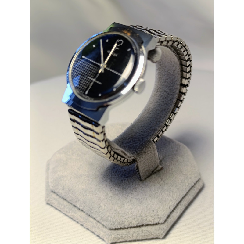 Soviet Mechanical Watch Pobeda 2602 15 Jewels Movement Made in USSR Classic 1980s Style Soviet Mechanical Watch Pobeda 2602 15 Jewels Movement Made in USSR Classic 1980s Style