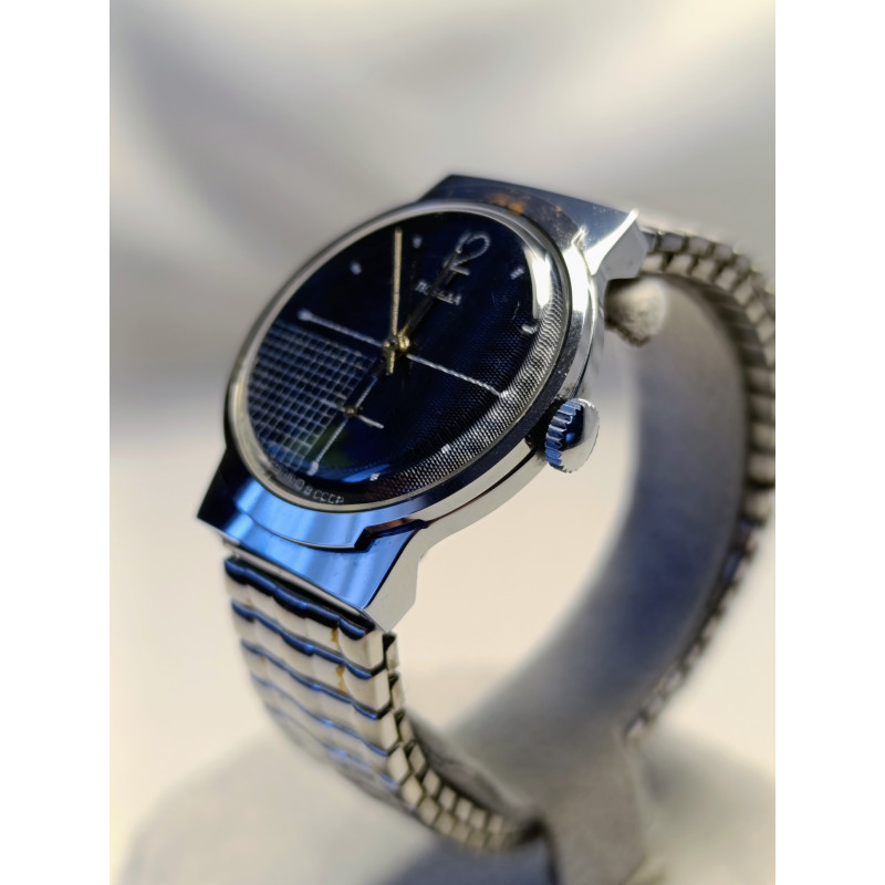 Soviet Mechanical Watch Pobeda 2602 15 Jewels Movement Made in USSR Classic 1980s Style Soviet Mechanical Watch Pobeda 2602 15 Jewels Movement Made in USSR Classic 1980s Style