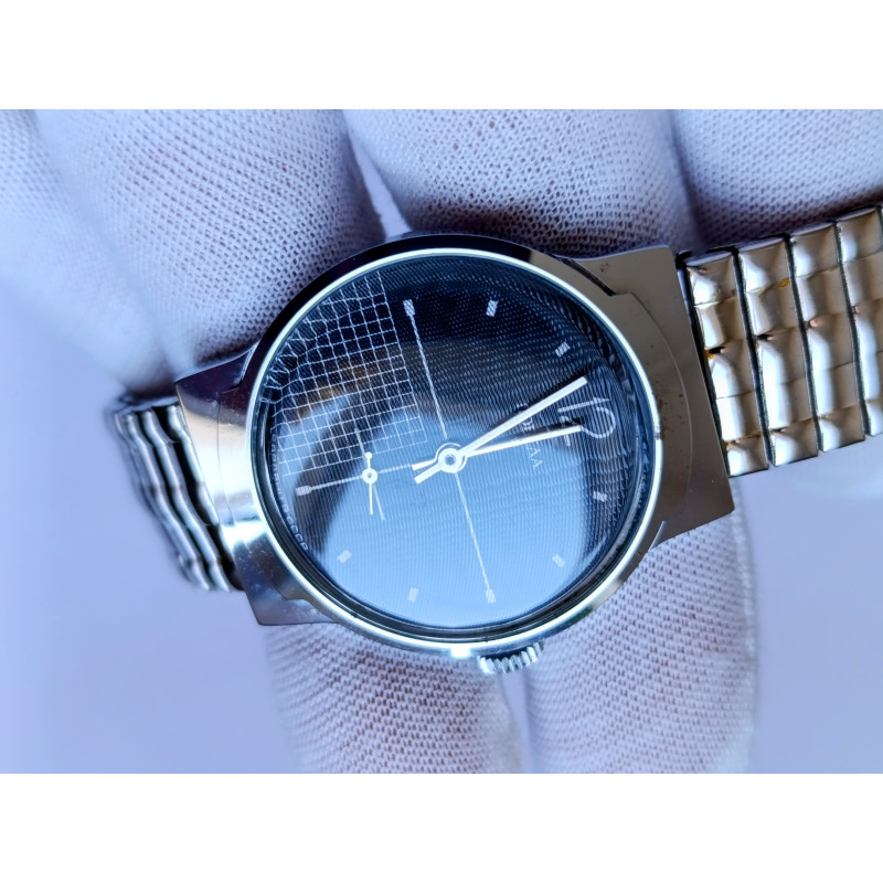 Soviet Mechanical Watch Pobeda 2602 15 Jewels Movement Made in USSR Classic 1980s Style Soviet Mechanical Watch Pobeda 2602 15 Jewels Movement Made in USSR Classic 1980s Style
