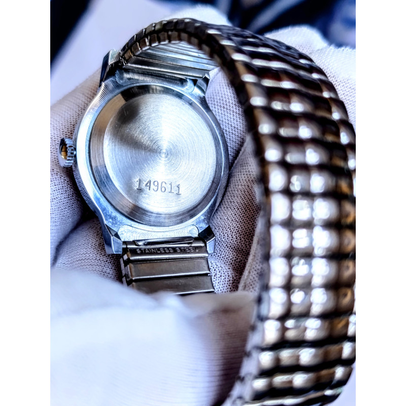 Soviet Mechanical Watch Pobeda 2602 15 Jewels Movement Made in USSR Classic 1980s Style Soviet Mechanical Watch Pobeda 2602 15 Jewels Movement Made in USSR Classic 1980s Style