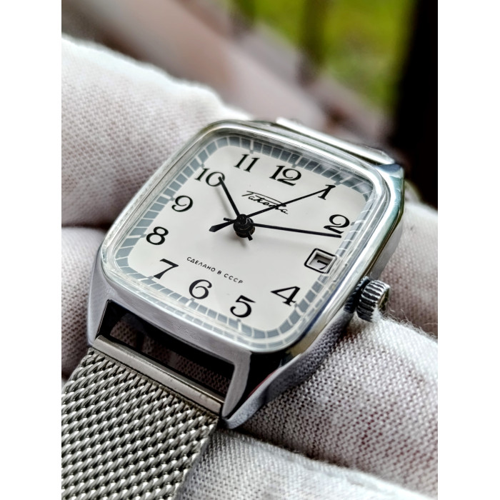 Soviet Vintage Watch Raketa Cal. 2614.H 19 Jewels Made in USSR  Petrodvorets Watch Factory 1980s