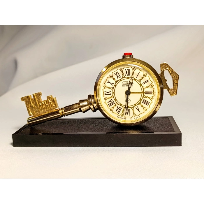 ソビエト　旧ソ連　レトロ　SLAVA スラヴァ　ビンテージ　置き時計 Vintage Soviet Alarm Clock Key to Moscow by Slava 11 Jewels Made